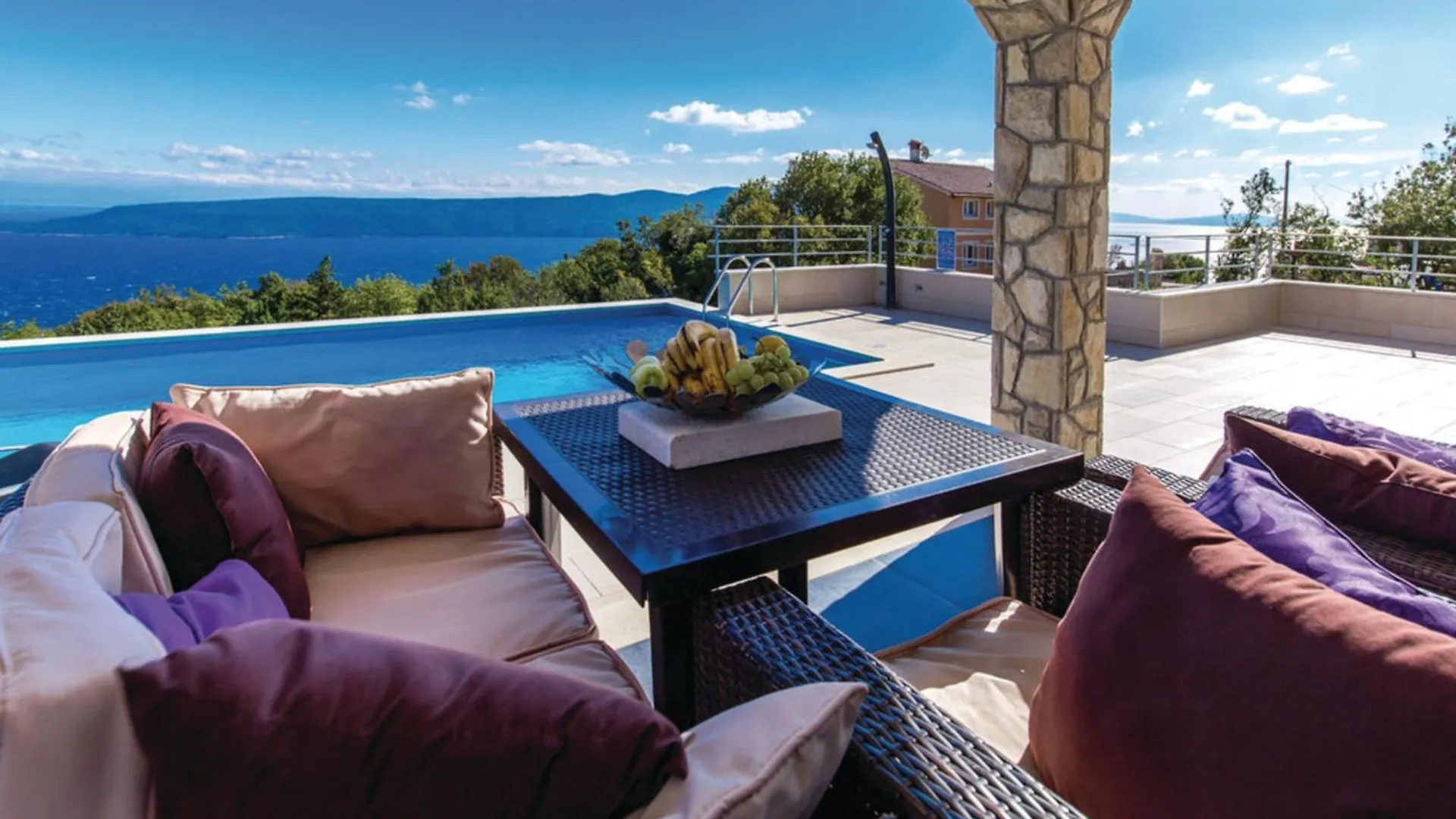 Villablu2 Doppelhaushaelfte Fantastic Seaview, Pool contacts